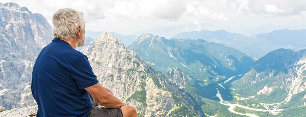 Älterer Mann in Berge